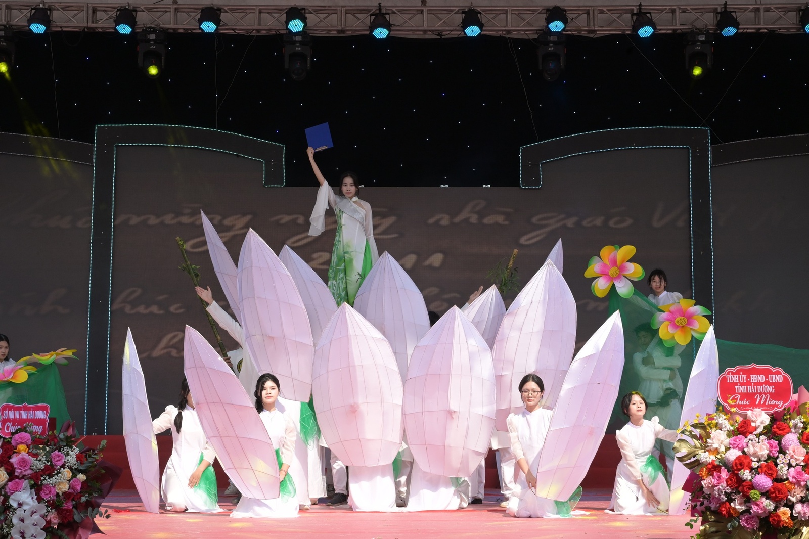 Nhấn để phóng to